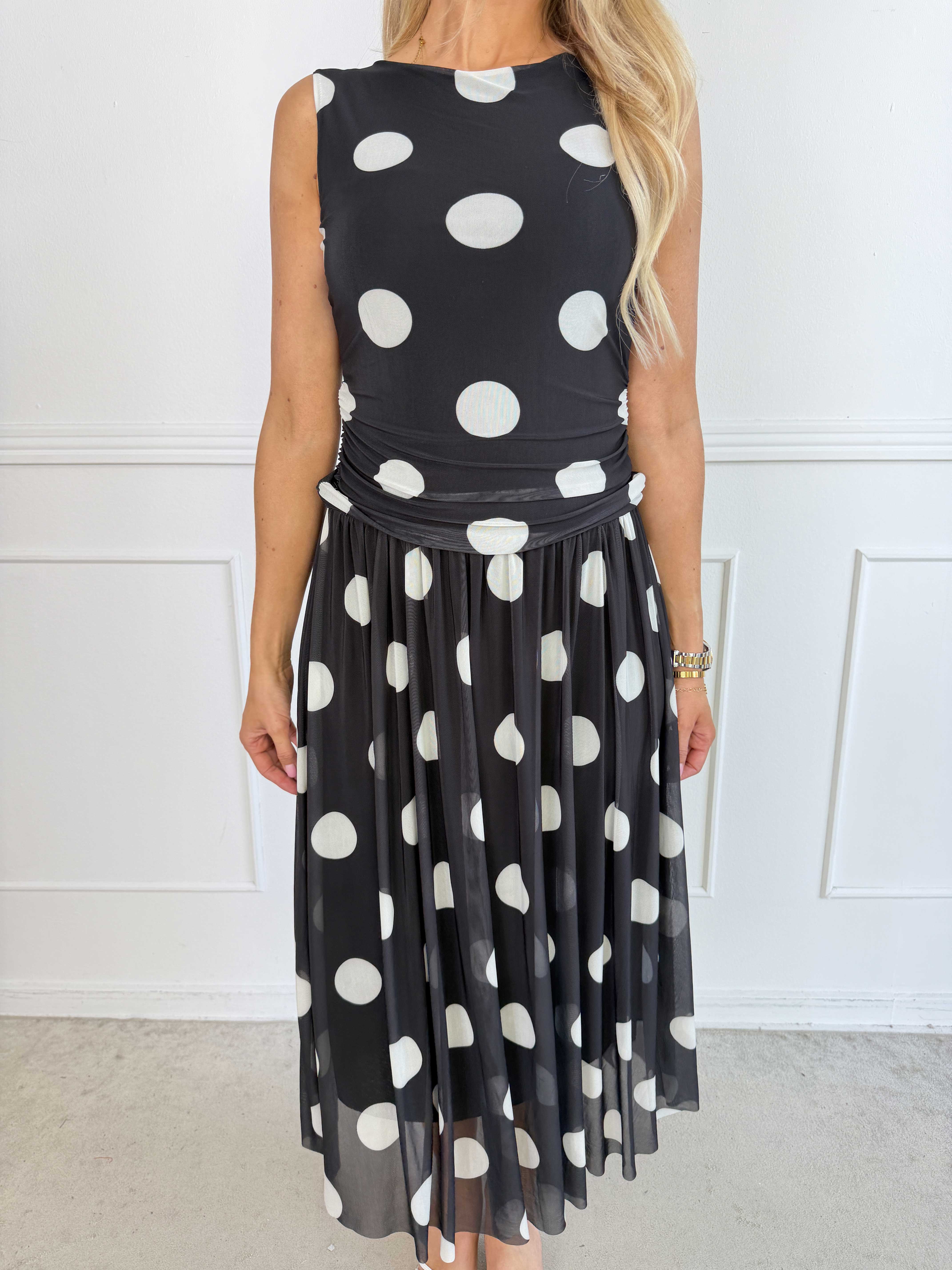 Hallie – Elegant, stretchig plus size klänning i prickig mesh